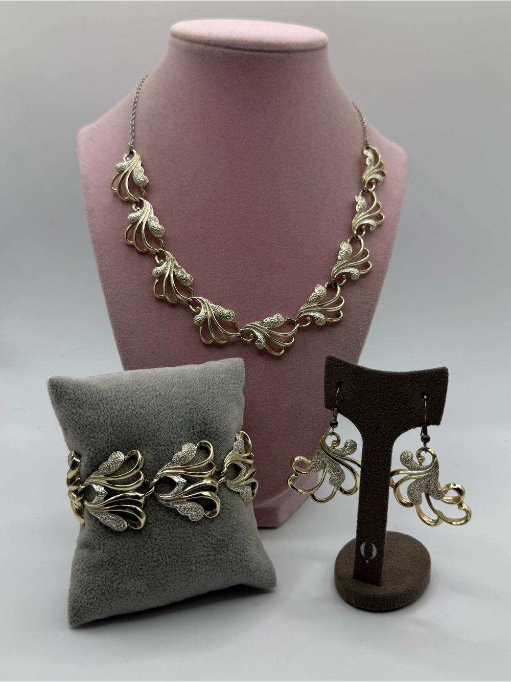 Sarah Coventry frosted Gold-Tone Floral Swirl Necklace, Bracelet & Earrings Set
